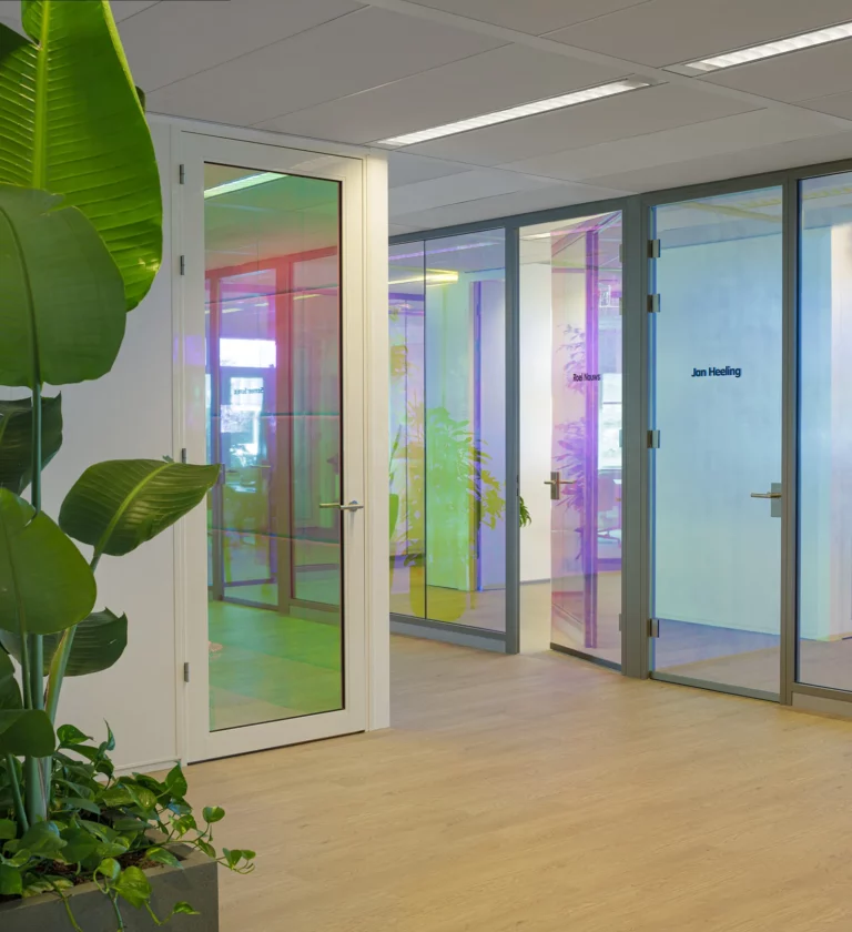 Kleur op kantoor met privacyfolies